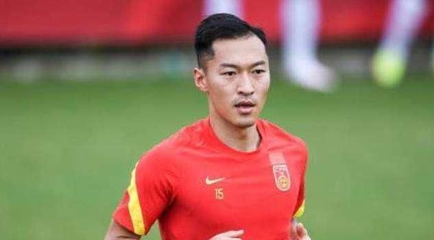 此前有多家意媒称罗马、米兰有意租借查洛巴，但根据FIFA新规，切尔西已无法外租球员。